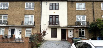 Town house for sale in Doncaster Gardens, Northolt UB5