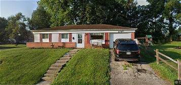 104 W Routzong Dr, Fairborn, OH 45324