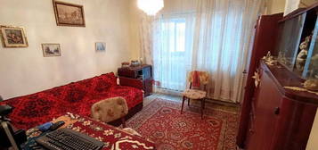 Apartament cu 3 camere, 2 bai si 2 balcoane, garaj.