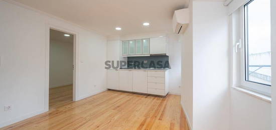 Apartamento T1 totalmente remodelado em Santa Apolónia, Lisboa.

T1 em excelente estado junto á estação de Santa Apolónia.