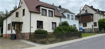 Renovierungsbedürftiges Zweifamilienhaus mit Garten in zentraler Lage von Höhr-Grenzhausen.
