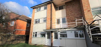 Maisonette to rent in Ringley Oak, Horsham RH12