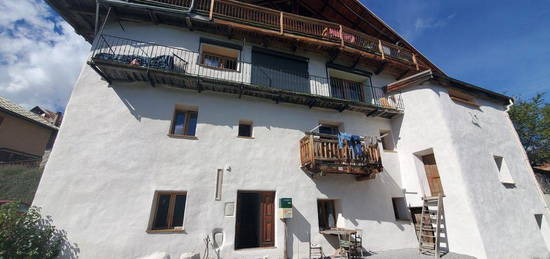 Grande maison de village de 1853 située à Puy Saint André à 1500 m d'altitude