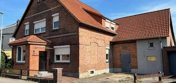 Renovierungsbedürftiges EFH mit EL-WHG, Anbau & Garage auf sonnigen Grundstück in beliebter Wohnlage