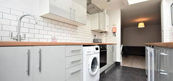 7 bed terraced house to rent