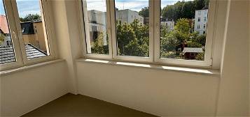 Großzügige 144 qm Altbau-Wohnung in Mehrfamilienvilla mit Balkon + Wintergarten!
