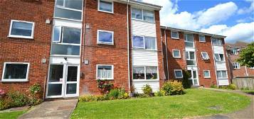 Flat to rent in Cedar Court, St Albans, Hertfordshire AL4