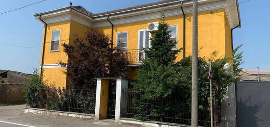 MORTARA VIC.: VILLA SINGOLA CON GIARDINO