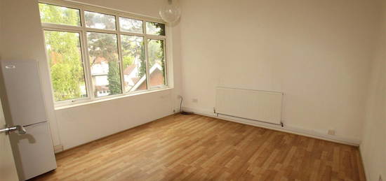 Flat to rent in Woodland Avenue, Stoneygate, Leicester LE2