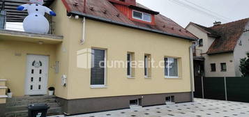 Pronájem RD 3 + 1 s bazénem a saunou, 90 m2, Zlín Louky