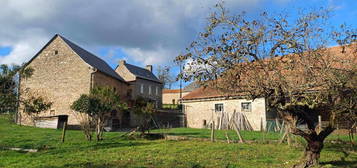 Située dans un petit hameau à moins de 2km de Lanuejouls, 20mn de Villefranche de Rouergue et 30mn des portes de Rodez.