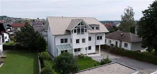 Top 1 - Dachgeschosswohnung mit Garten und Pavillon in Gmunden - Blick auf den Traunstein und Grünberg