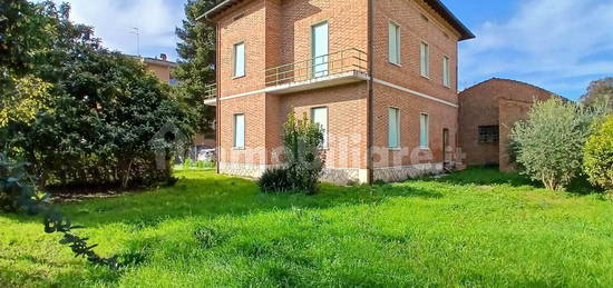 Villa unifamiliare, da ristrutturare, 440 m², Centro, Torrita di Siena