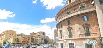 Tiburtina stanza singola ristrutturata con balcone