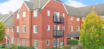 Flat to rent in Westvale Road, Horley RH6