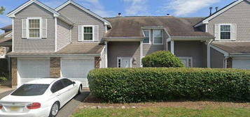 4 Renaissance Ln, New Brunswick, NJ 08901