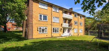 Flat to rent in Wadley Close, Hemel Hempstead HP2