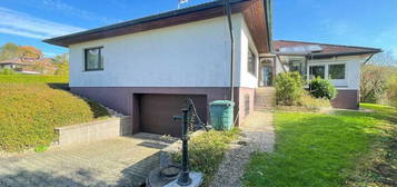 Herrlich gelegener Bungalow mit Doppelgarage, Schwimmbad, 4 Bädern u.v.m. in Simmelsdorf