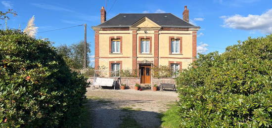 Maison de maître au fond dune allée au calme avec annexes