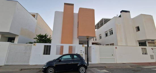 Chalet pareado en venta en calle Romero