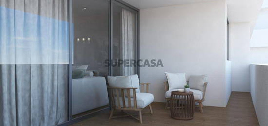 Apartamento T2 com 116m2, varandas de 8,2m2, terraço de 19,5m2 e rooftop com 86,5m2.