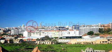 Apartamento T1 remodelado, prédio com elevador, Almada