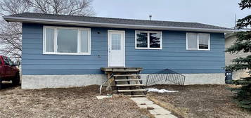 606 Leeville DRIVE, Assiniboia, SK S0H 0B0