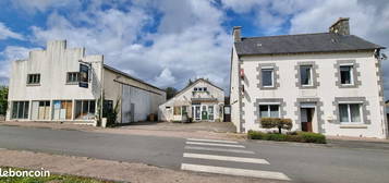 Maison avec grand hangar et dépendance en pierre