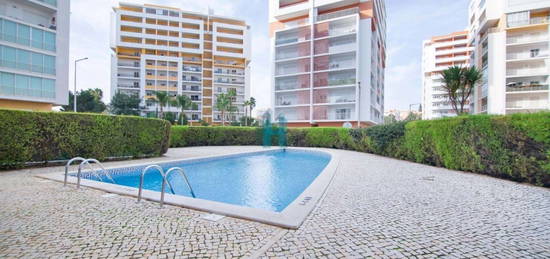 Apartamento T1 com dois lugares de garagem e piscina