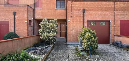 VILLETTA A SCHIERA CON GIARDINO FRONTE E RETRO