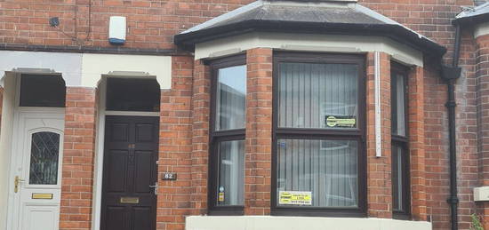 Terraced house to rent in Kimbolton Avenue, Nottingham NG7