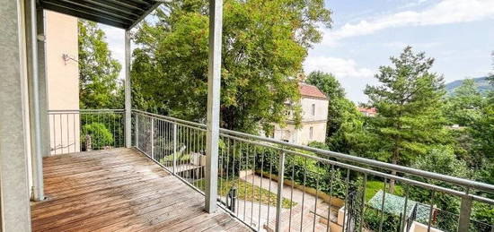 Altbaubauwohnung mit Balkon! Großzügig und lichtdurchflutet!