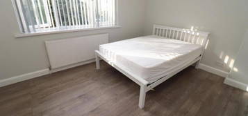 Room to rent in Cuckoo Avenue, London W7