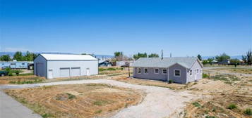 17 1st Ave W, Deaver, WY 82421