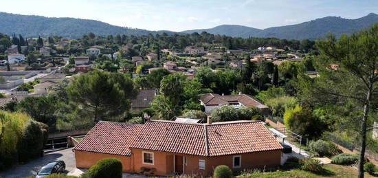 Villa de plein pied à flanc de colline