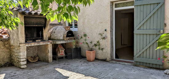 St Laurent du Verdon maison de village avec extérieur.