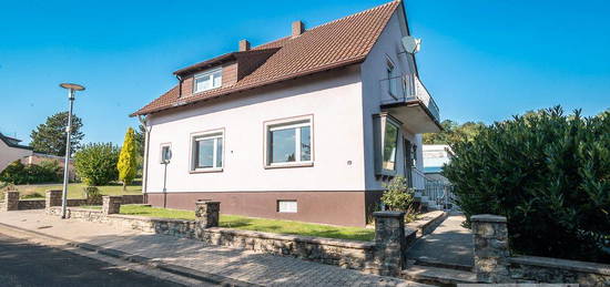 MÖGLICHKEIT - Einfamilienhaus mit Lagerkomplex, Garage und großem Grundstück in Oberbexbach!