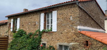 Maison ancienne rénovée de 90m² dans un quartier recherché de Cerizay avec un jardin clos