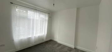 Flat to rent in Hall Lane, Chingford E4