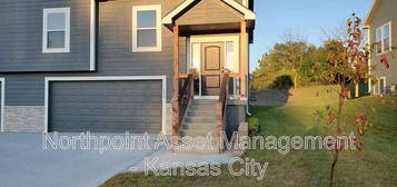 112 S McGee St, Tonganoxie, KS 66086