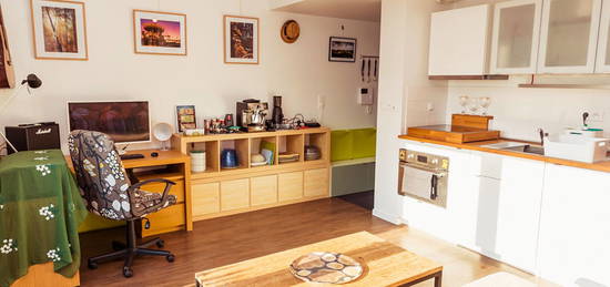 Chénaie - Au coeur d'un quartier récent, bel appartement comprenant pièce à vivre avec kitchenette équipée et un coin chambre. Beau balcon