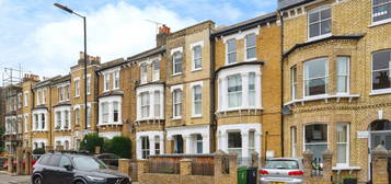 Flat for sale in Chelsham Road, London SW4