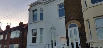 2 bed maisonette to rent