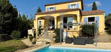 Agréable villa avec piscine à pied du centre de Maussane-les-Alpilles