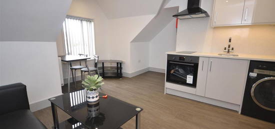 Flat to rent in Whitley Street, Reading RG2