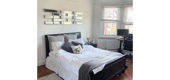 Room to rent in East Gardens, London SW17