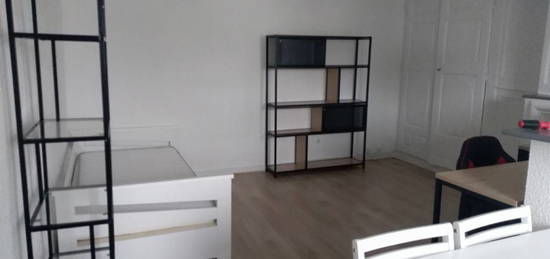 STUDIO  MEUBLE CENTRE VILLE GUINGAMP 1 pièce(s) 22 m2