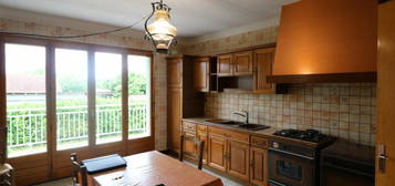 CHAUSSIN (Jura), Dans village proche, vends solide maison de 6 pièces, 130m² habitables, annexe de 70m², s/sol complet sur 1766m² de terrain plat