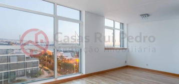 Apartamento T2 Duplex em Torre de Luxo