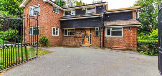 5 bedroom detached house